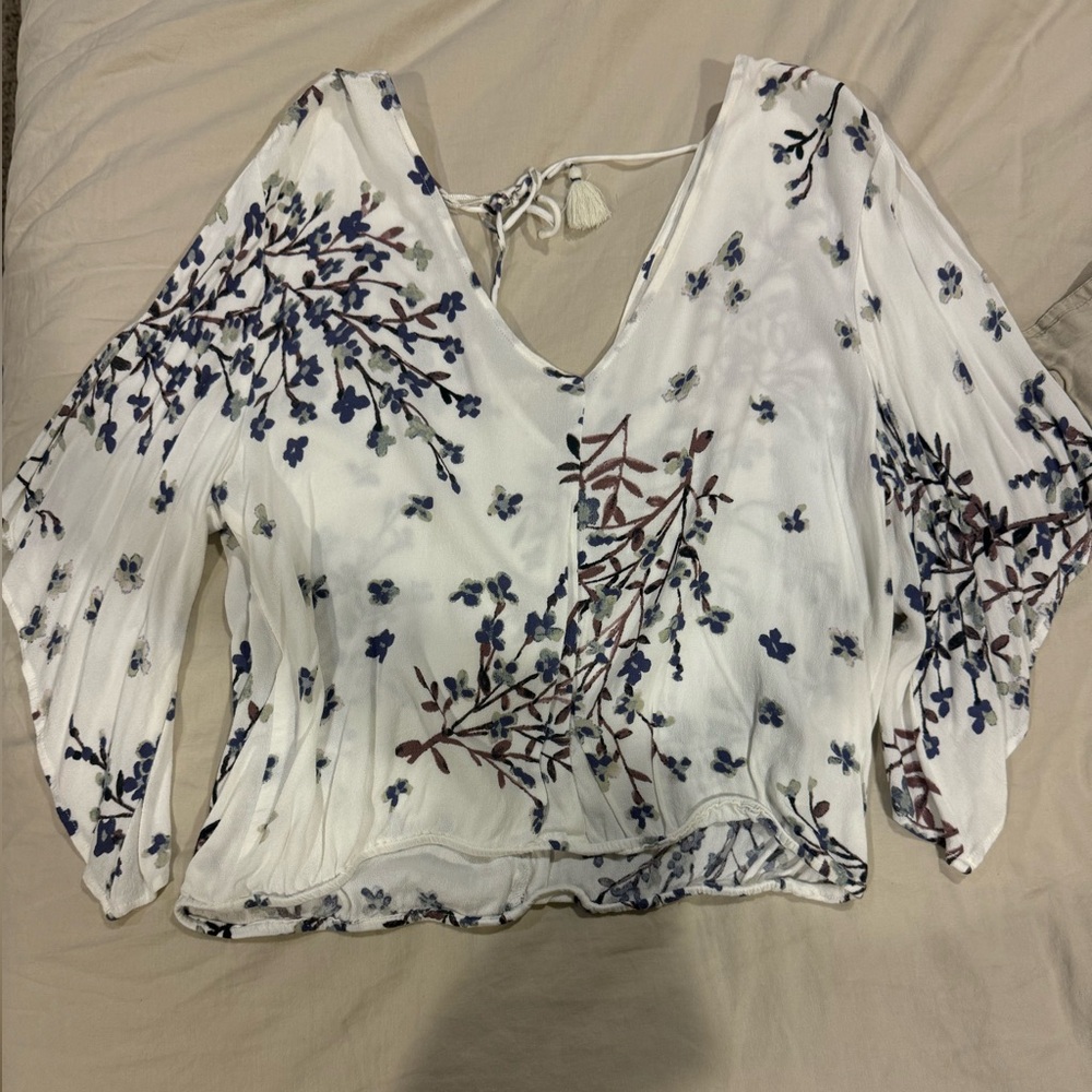 Floral midlength sleeve top!